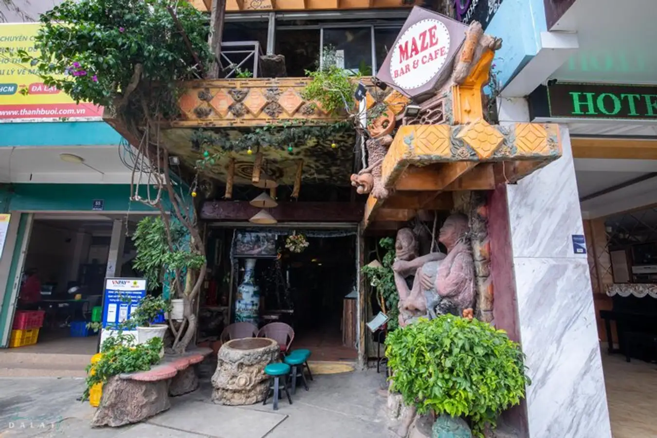 100 Roofs Cafe với lối kiến trúc độc đáo.