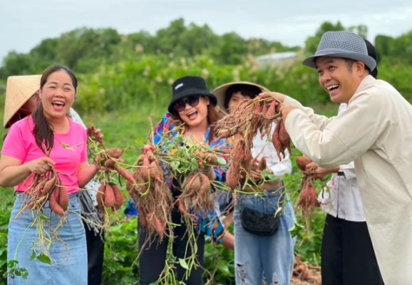 Du khách trải nghiệm hoạt động nông nghiệp sinh thái ở Trà Vinh