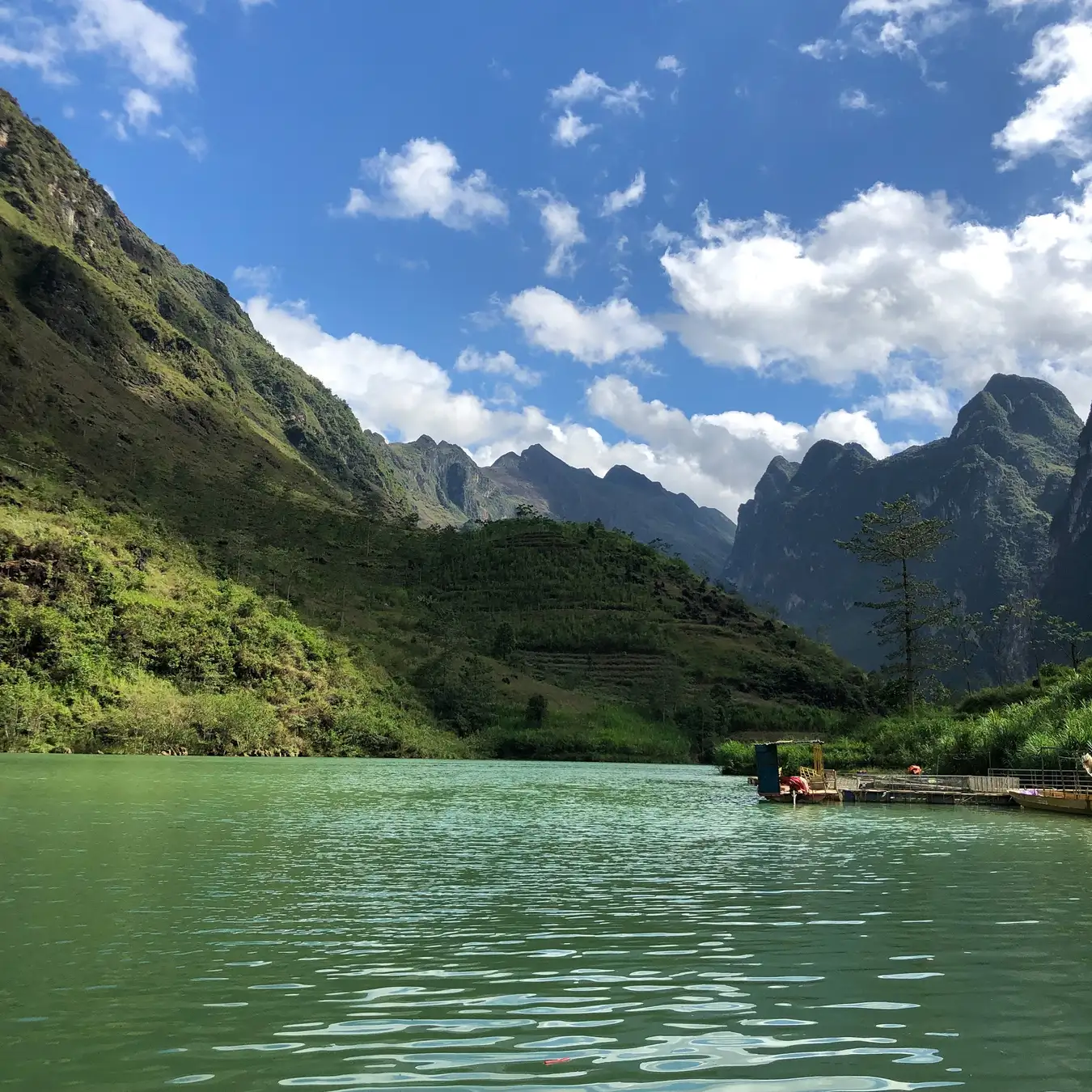 Bến tàu cũ đã ngừng hoạt động nhưng cung đường và cảnh sắc nơi đây cũng rất đáng để trải nghiệm