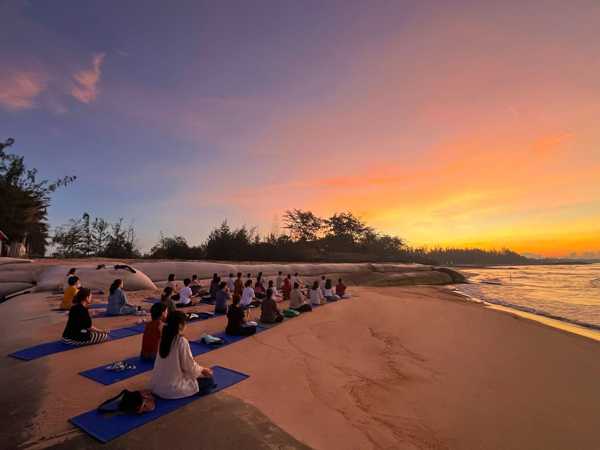 Hoạt động Yoga chữa lành tâm trí tại Le Palmier Hồ Tràm Resort