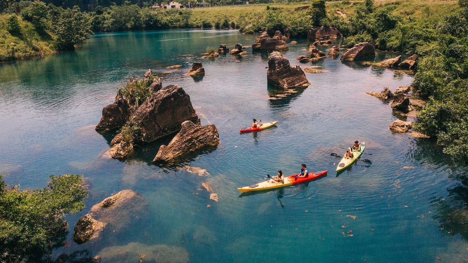 Đến với du lịch Quảng Bình các bạn trẻ đều thích thú với trải nghiệm chèo thuyền Kayak