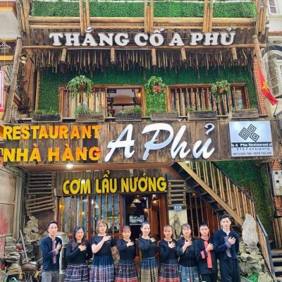 Nhà hàng A Phủ Sapa sở hữu không gian ấm cúng, mang phong cách đơn giản nhưng cuốn hút, đậm chất Tây Bắc