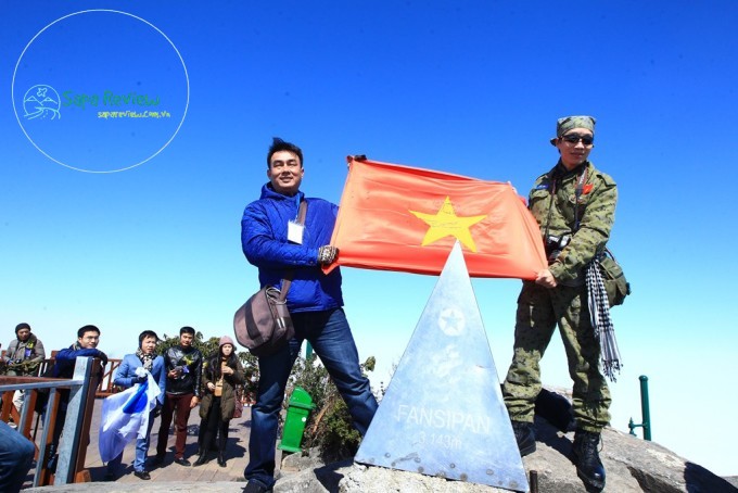 Những người "khai sinh" chóp Fansipan chụp ảnh kỷ niệm trong ngày gặp lại.