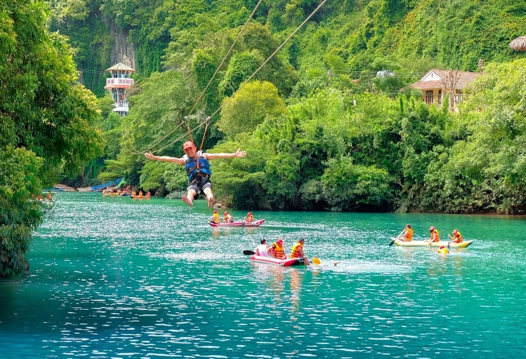 Khách du lịch chơi Zipline.