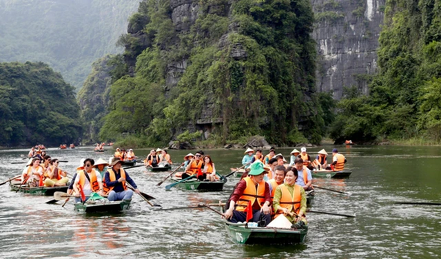 Khách du lịch tham quan di sản Tràng An.