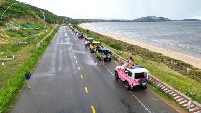 Nhiều du khách lưu trú tại Mũi Né thuê xe Jeep ra Bàu Trắng (Hoà Thắng) chơi, dừng chụp ảnh bên bờ biển, chiều 2/9.