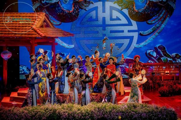 Lễ hội áo dài Huế 2024 Linh Phụng điểm nhấn của Festival mùa thu tổ chức tại nhà hát Sông Hương.