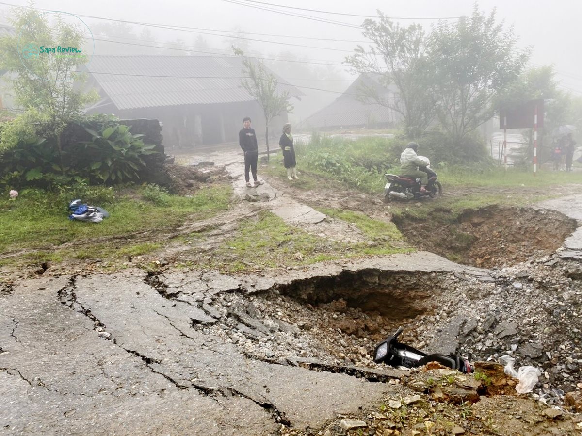 Sapa các tuyến đường sạt lở nghiêm trọng gây khó khăn cho các phương tiện giao thông.