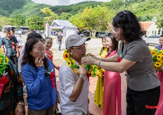 Những du khách đầu tiên đến với điểm du lịch Đền Thánh Mẫu Liễu Hạnh.