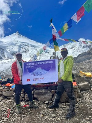 Nguyễn Mạnh Duy (trái) và Temba Bhote trước khi chinh phục đỉnh Manaslu.