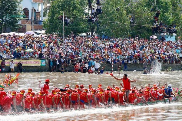 Trong đời sống văn hóa, tâm linh của người Khmer Nam bộ, đua ghe Ngo không chỉ là hoạt động thể thao truyền thống mà còn chứa đựng ý nghĩa thiêng liêng (ảnh: thanhuytphcm.vn)