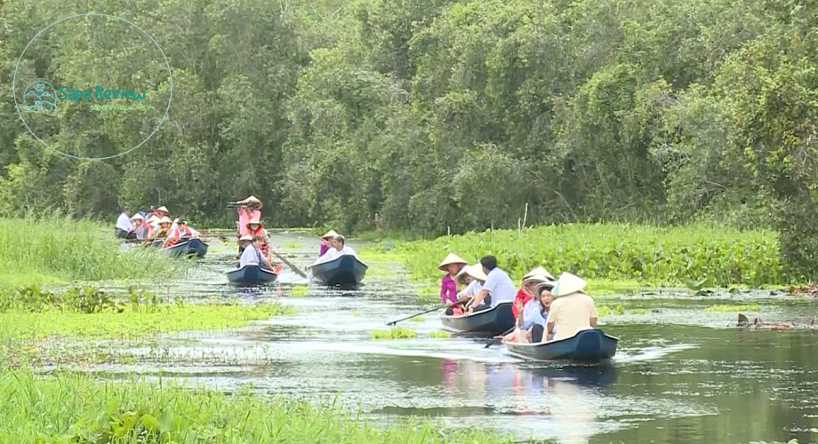 Bí thư Tỉnh ủy Long An và Tổng lãnh sự Hàn Quốc tại TP HCM chèo xuồng tham quan làng nổi Tân Lập.