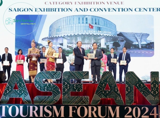 Đại diện SECC nhận giải ASEAN - ATF 2024 ở Lào, ngày 26/1.