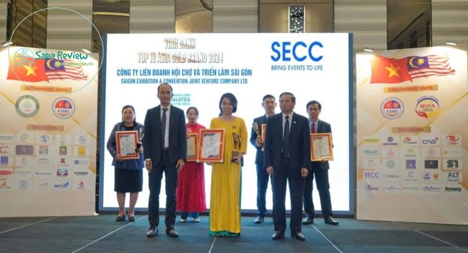 Đại diện SECC nhận giải "Top 10 thương hiệu vàng châu Á" tại Malaysia, hôm 28/9.