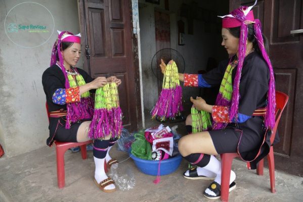 Người Dao Thanh Y, xã Châu Sơn, huyện Đình Lập thêu thùa và làm phụ kiện trang trí trang phục truyền thống.