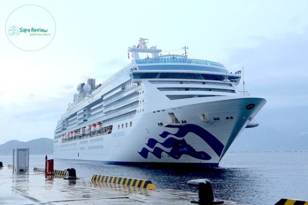 Tàu du lịch Coral Princess cập bến Cảng quốc tế Cam Ranh, sáng 23/10. Ảnh: Anh Phát