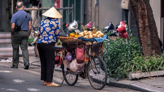 Cuộc sống trên đường phố Hà Nội luôn đầy màu sắc