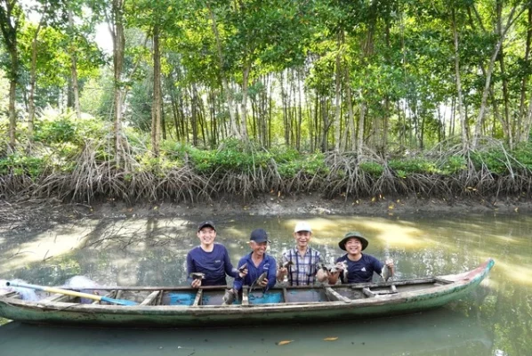 Dỡ chà bắt cá là một trong những hoạt động đáng để trải nghiệm khi đến Cà Mau