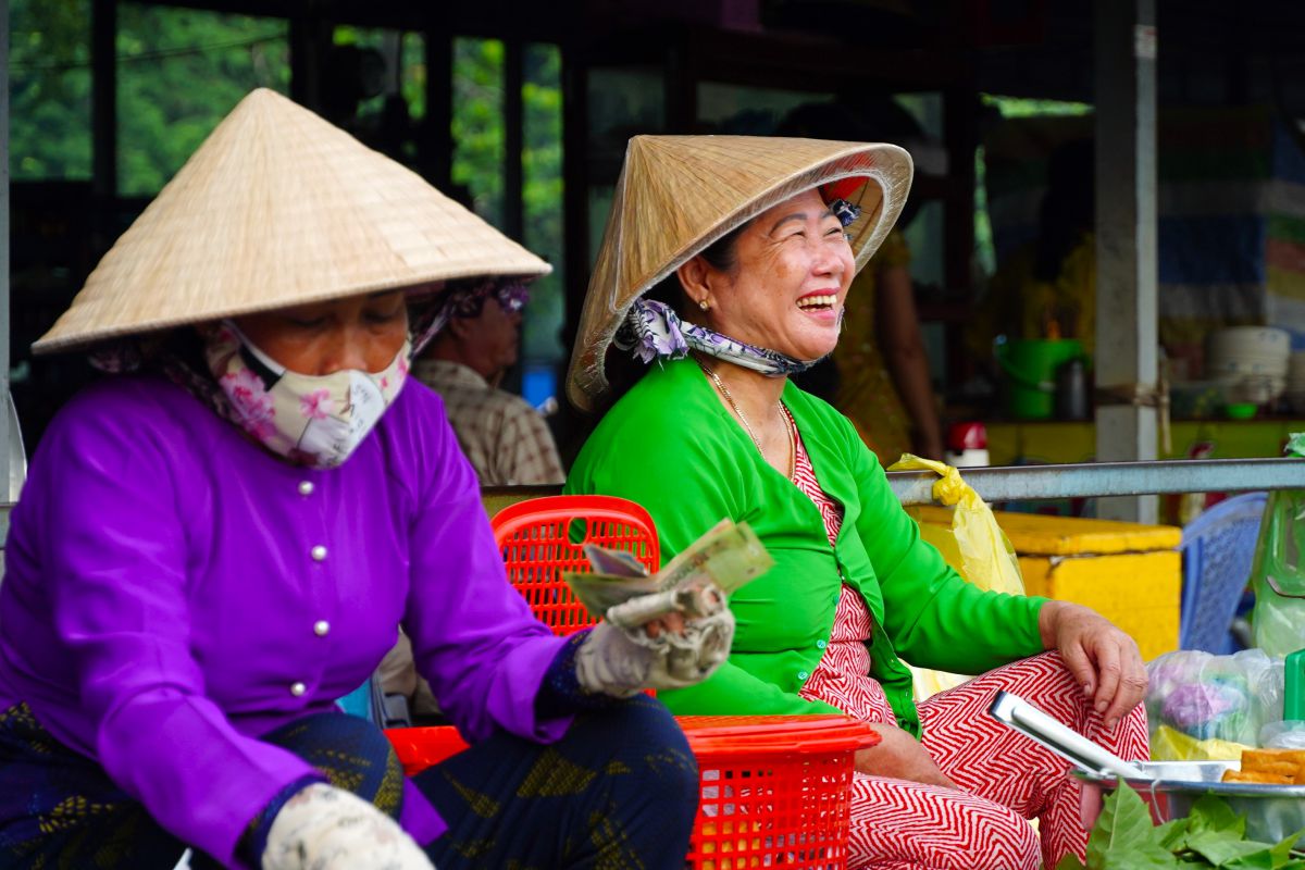 Những nụ cười của tiểu thương chợ “chồm hổm”.