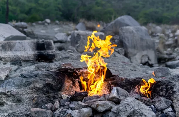 Những tảng đá cháy ở Yanartaş là một phần của Công viên Quốc gia Olympos Beydagları, nơi huyền thoại cổ xưa va chạm với cuộc sống hiện đại