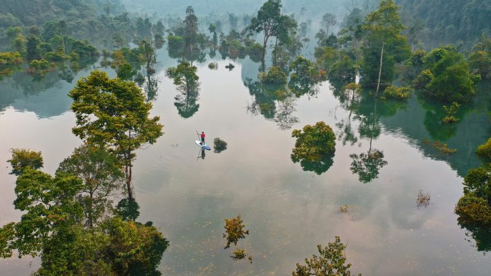 Vào khoảng cuối tháng 9 đến tháng 11 hằng năm, thung lũng Hung Trâu (xã Thượng Hóa, huyện Minh Hoá, tỉnh Quảng Bình) thường xuyên bị nước lũ nhấn chìm, tạo ra một "kỳ quan" thiên nhiên hiếm gặp giữa trùng điệp núi đá vôi.