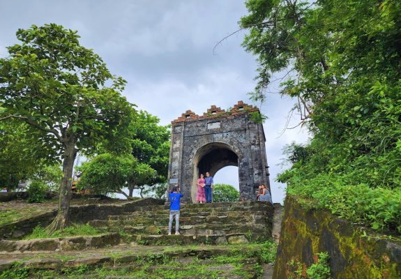 Du khách check in tại Hoành Sơn Quan