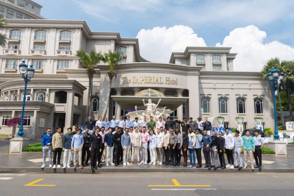 Thí sinh Mr World 2024 checkin trước cổng The IMPERIAL Hotel cùng nam vương