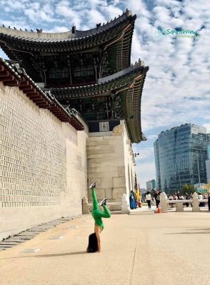 Khách Việt tạo dáng trước cung điện Gyeongbokgung. Ảnh: NVCC