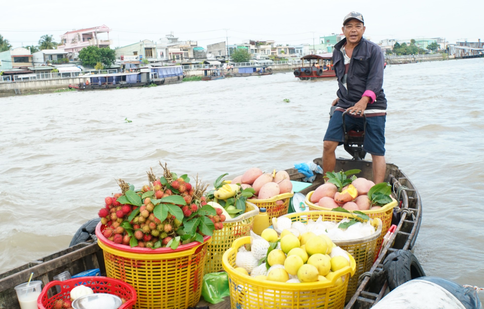 Người dân mua bán trái cây trên chợ nổi Cái Răng.