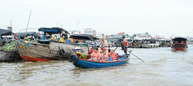 Khách trải nghiệm cuộc sống thương hồ trên sông. 