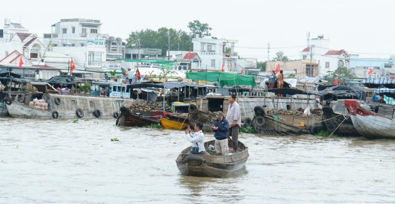 Khách chụp ảnh mua bán trên sông.