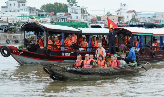 Khách quốc tế tham quan chợ nổi Cái Răng. 