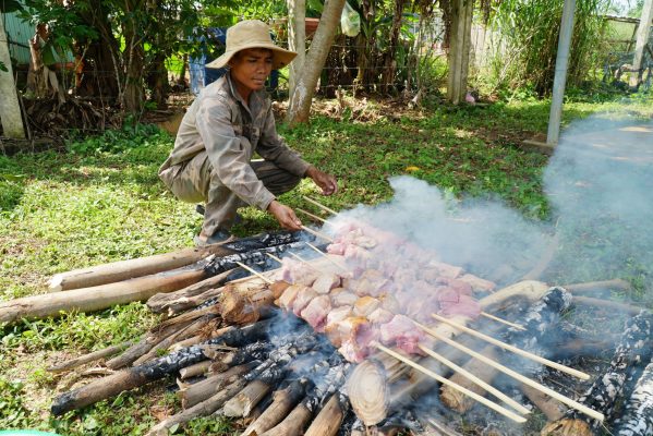 Thịt heo nướng là một trong những món ăn truyền thống của người Ba Na. Thịt heo được xiên rồi nướng trên than hồng giúp cho hương vị đậm đà, thơm lừng, phần da giòn, thịt bên trong ngọt mềm