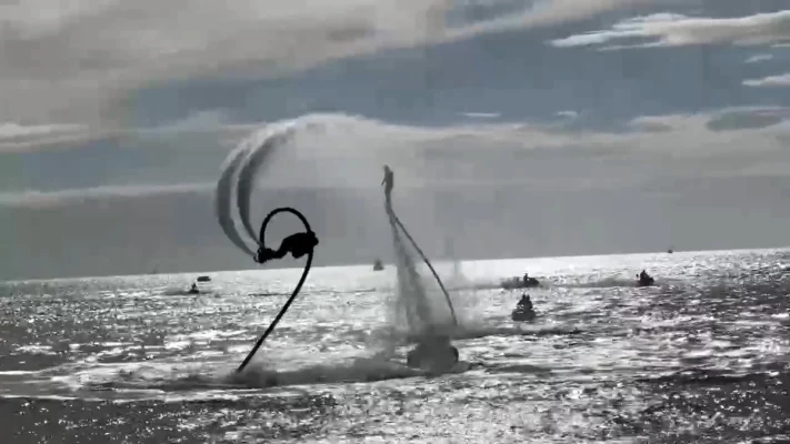 Màn nhào lộn flyboard ở Bãi Trước, Vũng Tàu chiều 27-12 