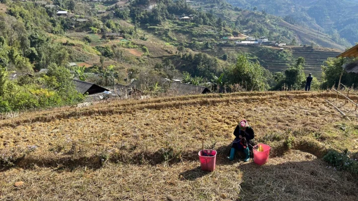 Dân bản đan mọi lúc mọi nơi và luôn niềm nở với du khách