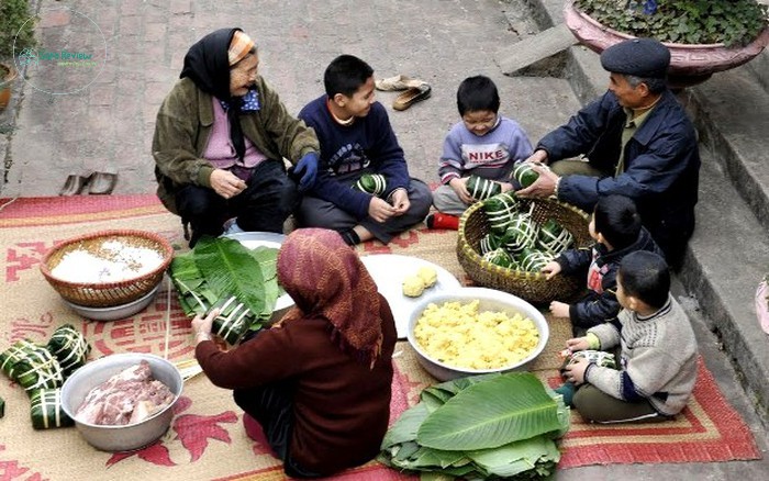 Hình ảnh gói bánh chưng ngày tết