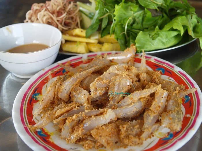 Món đặc sản Nha Trang này được ăn kèm với rau sống và bánh tráng