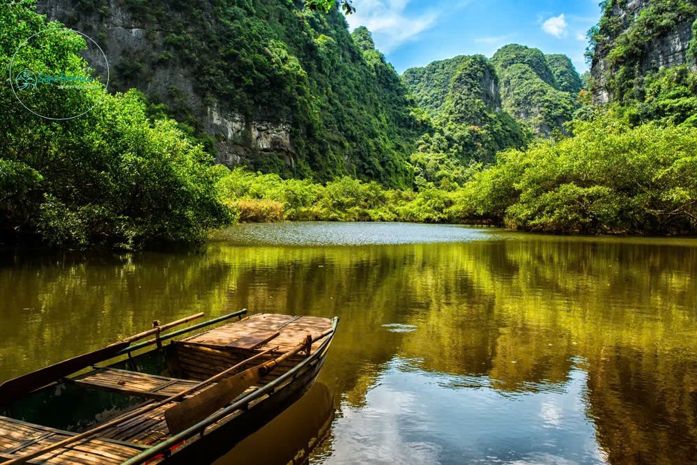 Thung Nắng là nơi bạn tìm thấy bức tranh làng quê Việt Nam bình yên với cánh đồng lúa chín, mái nhà tranh đơn sơ, dòng nước xanh lam...