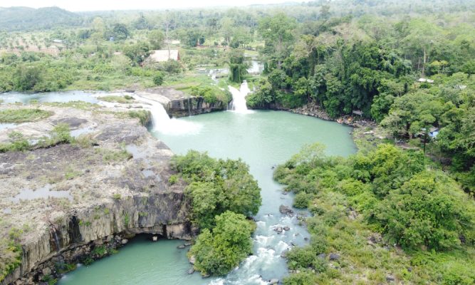 Khung cảnh thác vào mùa khô với làn nước trong, xanh. Ảnh: Thúy Ái. Khu vực hồ nước trong để du khách nghỉ ngơi, bơi lội, chèo SUP.