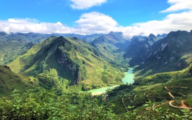 Toàn cảnh hẻm Tu Sản nhìn từ trên cao. Mọi góc nhìn xuống sông Nho Quế đều đẹp đến hút hồn du khách