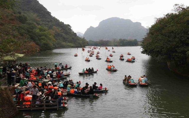 Du khách tham quan Khu du lịch sinh thái Tràng An trong dịp Tết Nguyên đán 2025