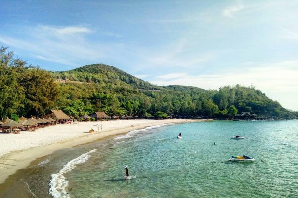 Biển Nhũ Tiên còn được gọi là bãi biển Diamond Bay Nha Trang