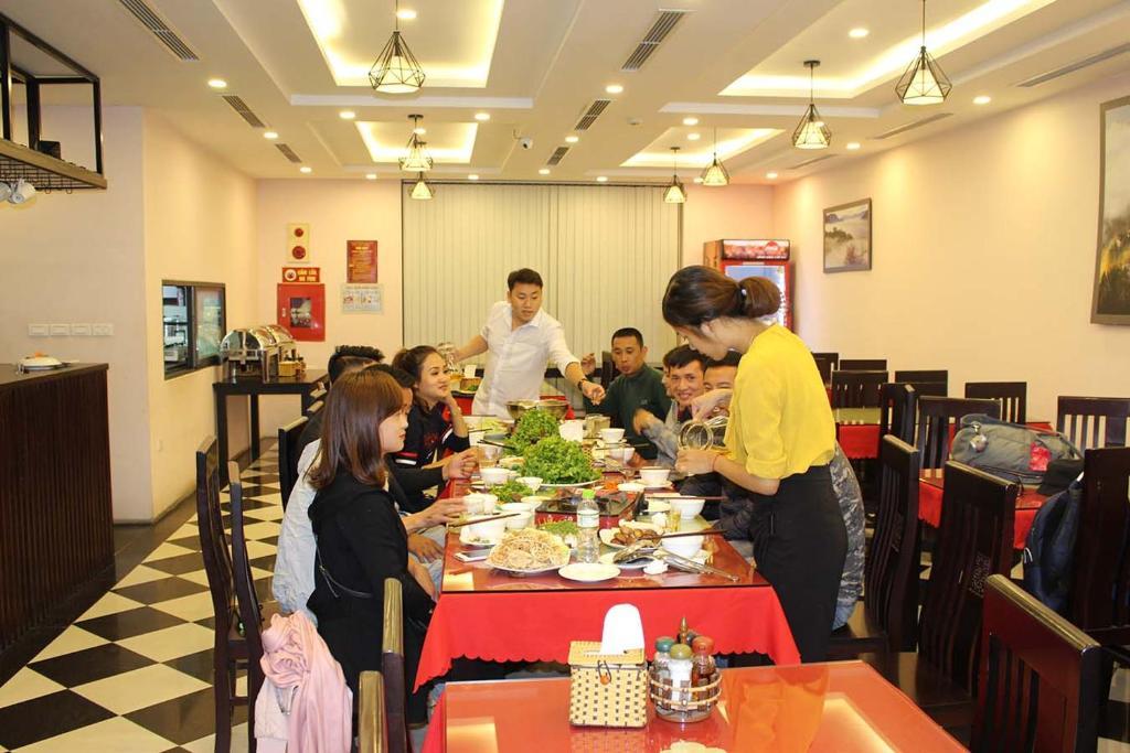 Không gian trải nghiệm ẩm thực ấm cúng đưa mọi người xích lại gần nhau, gắn kết hơn