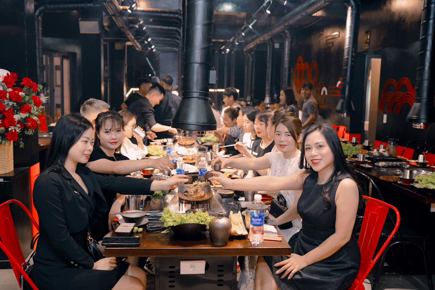 Du khách trải nghiệm ẩm thực nướng trên viên ngói đất