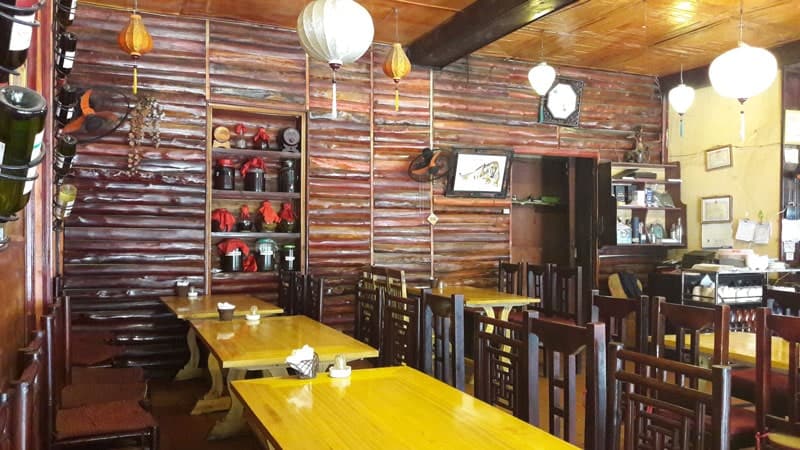 Không gian Nhà hàng Hoa Đồng Tiền Sapa vô cùng ấn tượng với những chi tiết mang đậm màu sắc dân tộc vùng cao