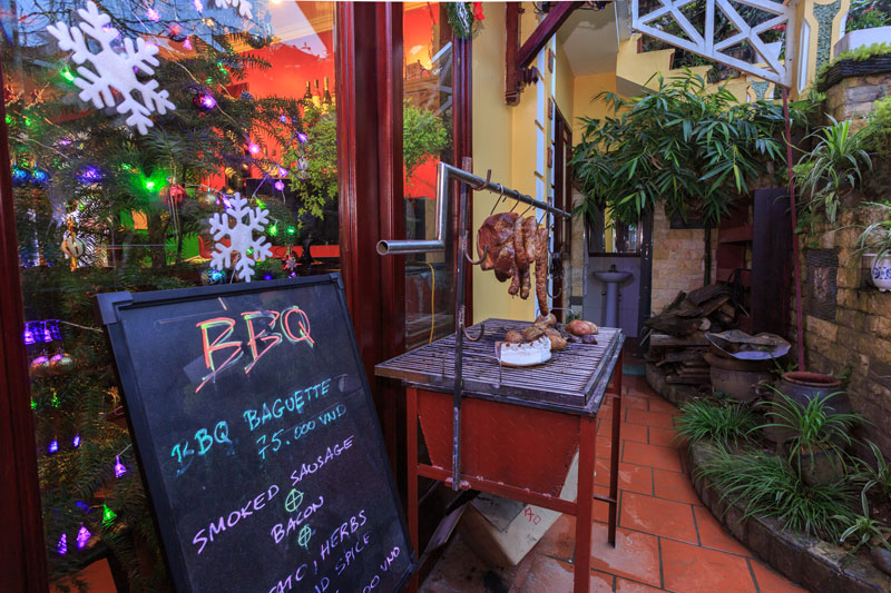 Món BBQ thịt nướng thơm ngon “nức” mũi được treo trước cổng, khiến ai ai bước vào cũng sẽ “ngất ngây"