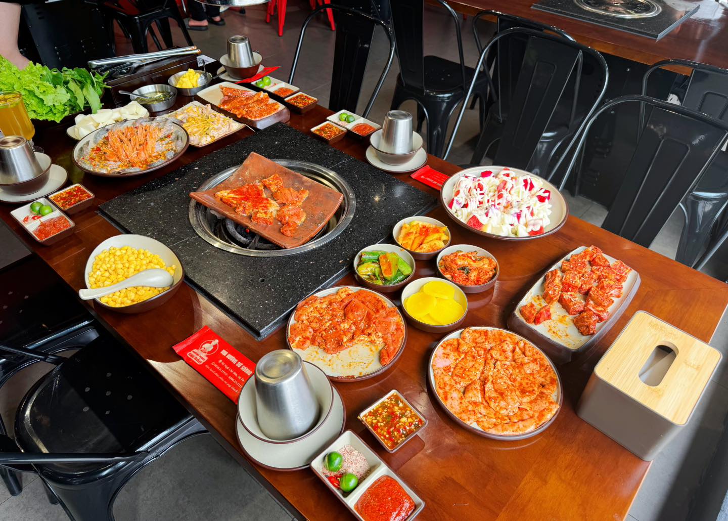 Ngói đất nung dùng để nướng đồ mang lại trải nghiệm mới lạ