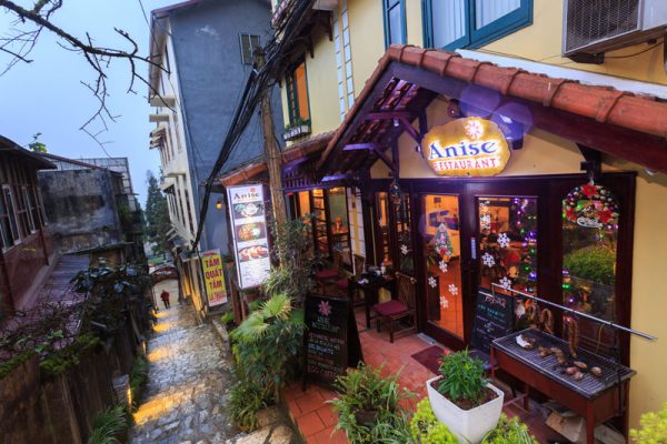 Nhà hàng Anise nằm trên bậc đá Victoria trông rất đẹp và lãng mạn. Khu vực này rất được các bạn trẻ có thể sống “ảo"
