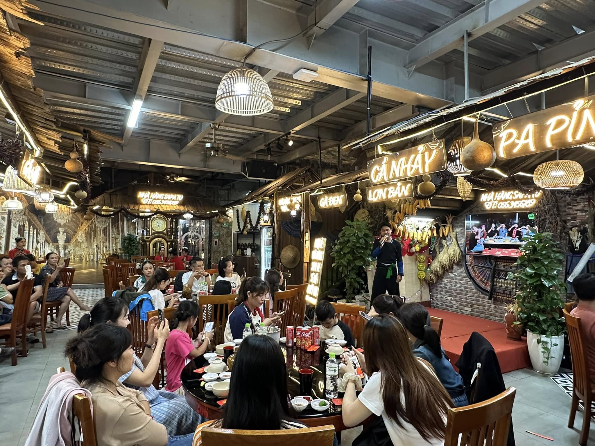 Không gian trong Nhà hàng được thiết kế giao thoa giữa hiện đại và bản địa