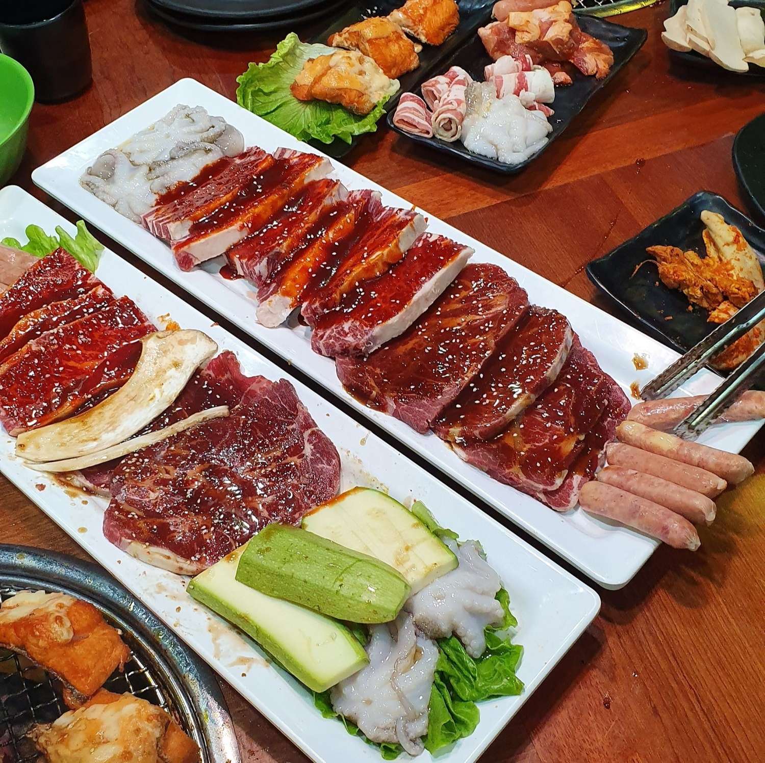 Set đồ ăn to đùng thế này được chuẩn bị cẩn thận và tỉ mỉ trước khi mang đến phục vụ bạn